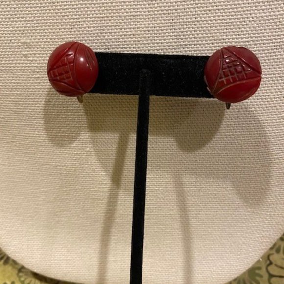 VTG BAKELITE Cherry Red Carved Button EARRINGS - Picture 4 of 9